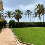T&H Las Palmeras Family Apartment