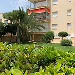 T&H Las Palmeras Family Apartment