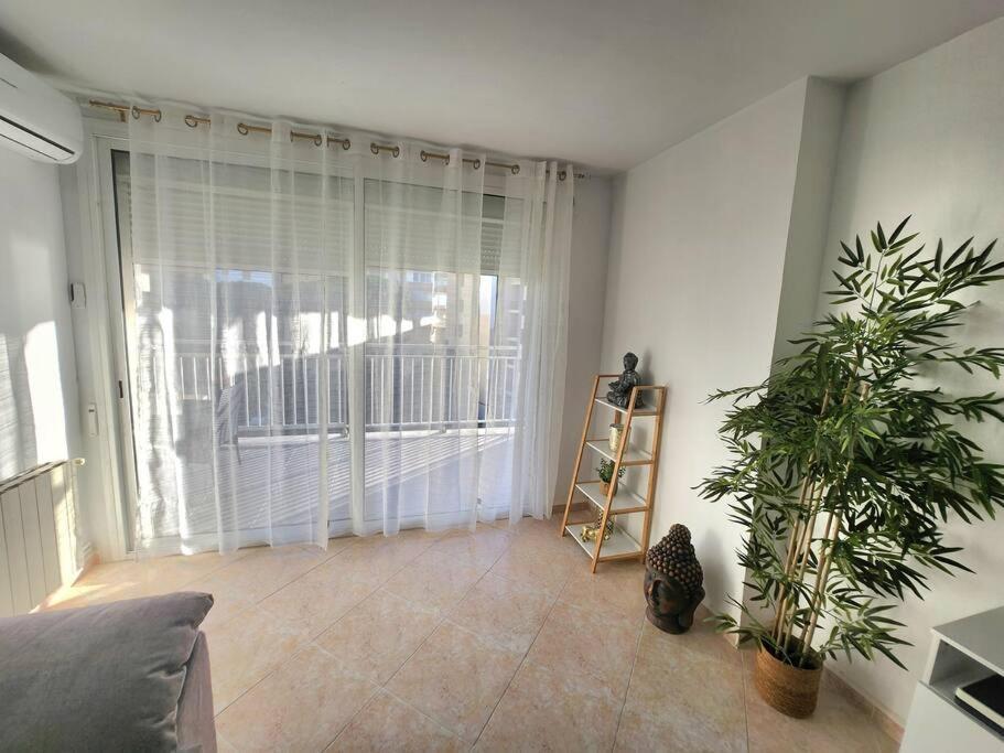 Apartment Large In Front Of The Beach! Withparking Salou