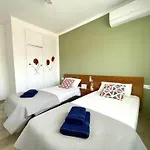 3Br-Sleeps6-Balcony-A C-5Min To Beach