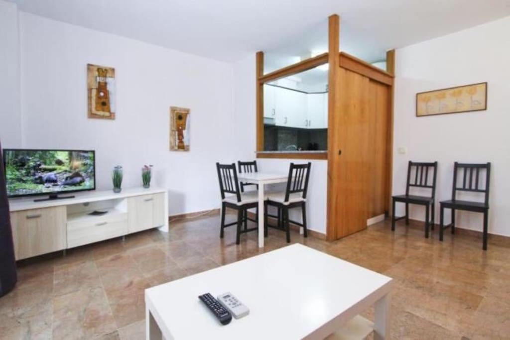 Hogaristic - White - 100 M Beach, Wifi, Pool, 5pax *