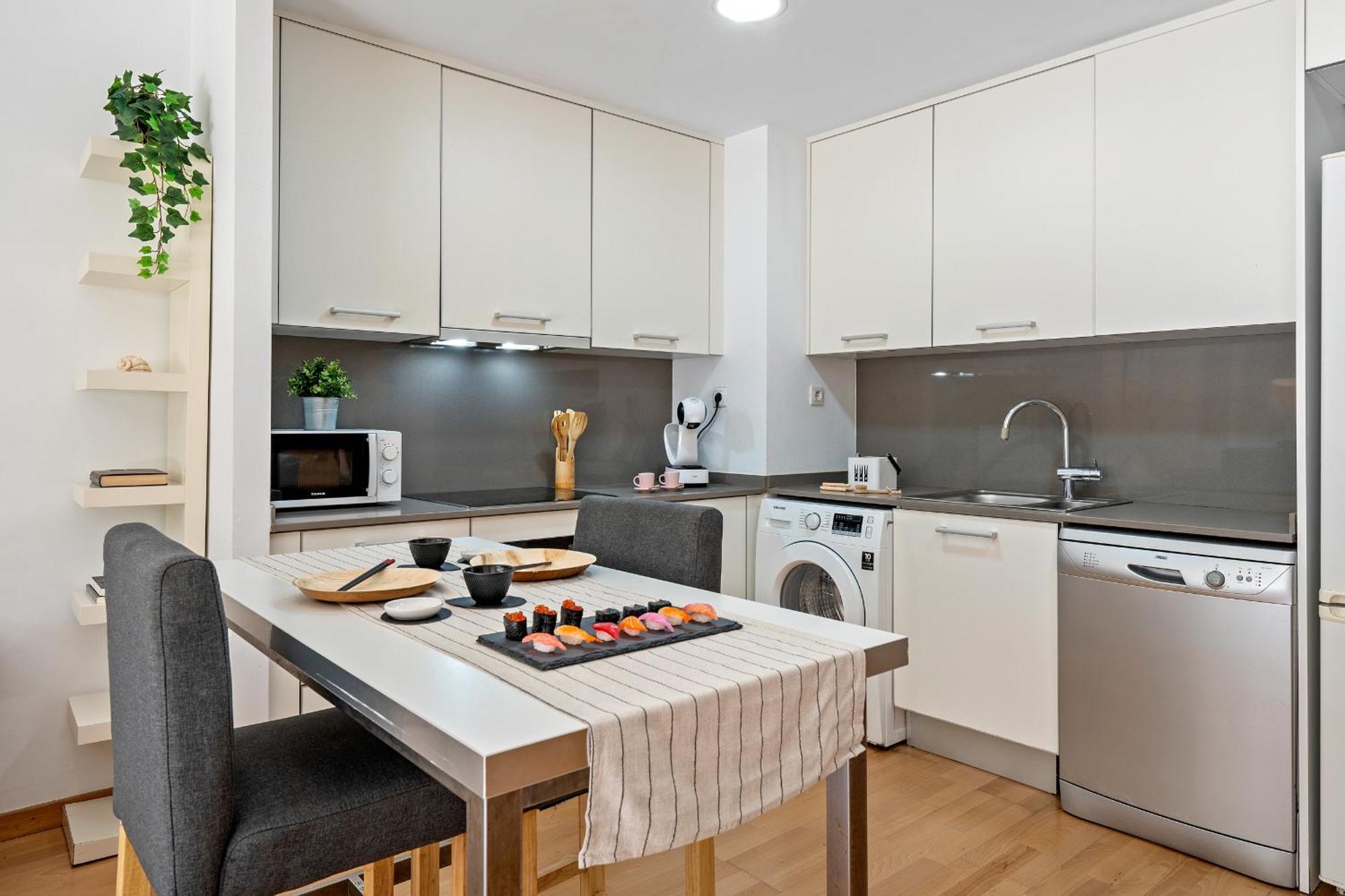 Apartamento Familiar Con Jardin Y Piscina En Apartment *