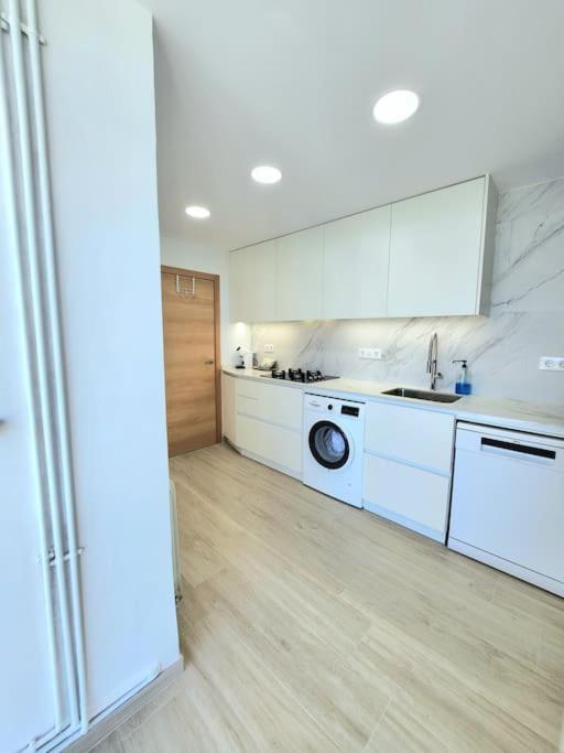 Large In Front Of The Beach! Withparking * Salou