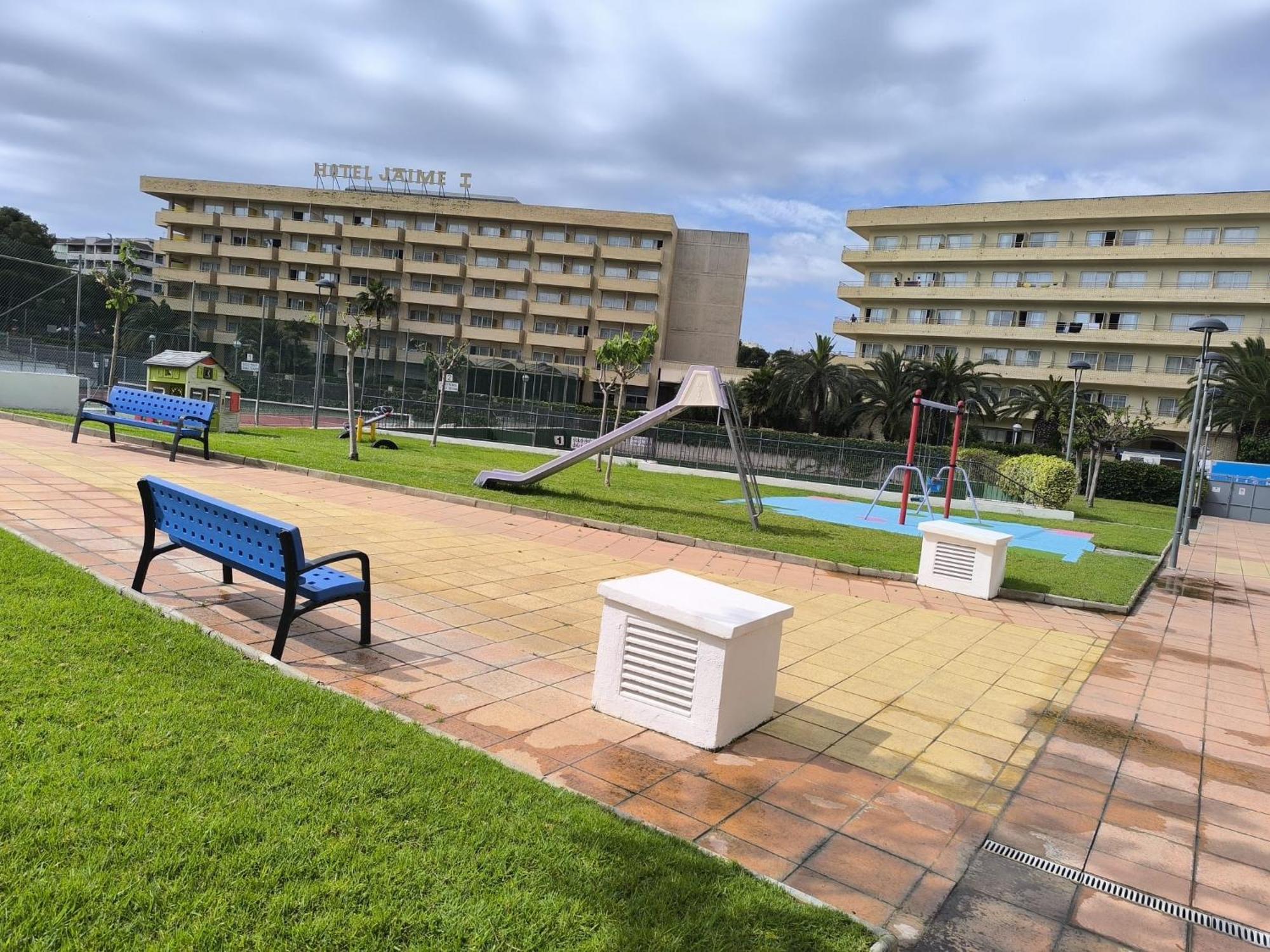 En El Centro De Salou, Playa , Padel , Tenis Y Piscina, Complejo Larimar Apartment