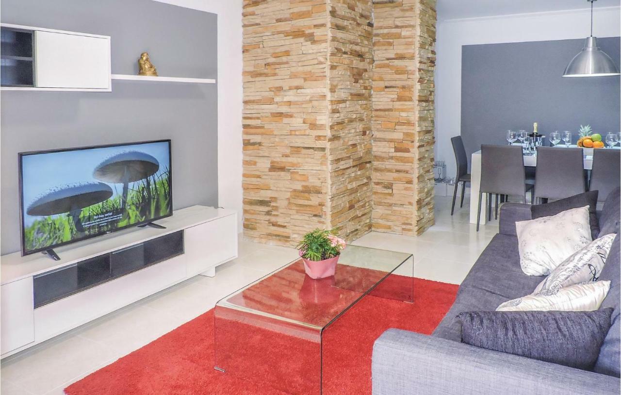 Three-bedroom In Apartment
