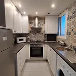 Gorgeous 4 Bed Apartment With Great Location