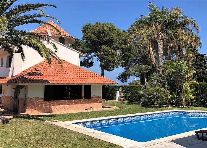 Villa singular en Salou. Piscina y jardín privados