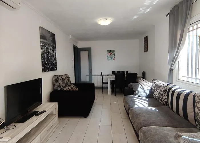 Gorgeous 4 Bed Apartment With Great Location
