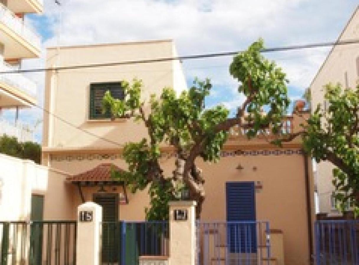 1 - House -garden In Front Of The - Ferrari Land Salou