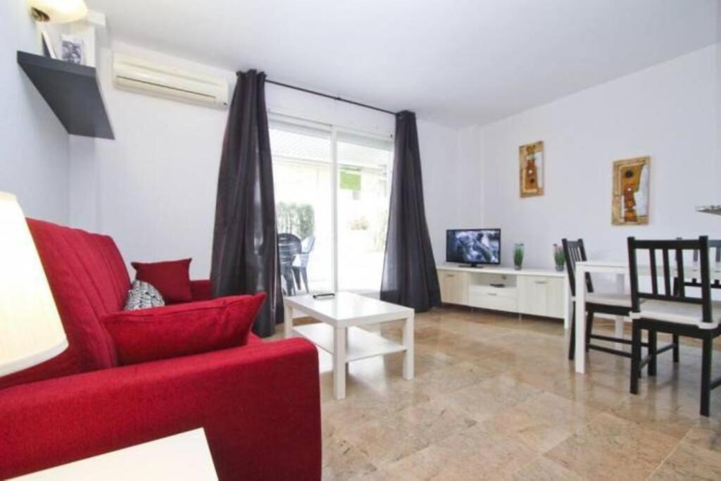 White - 100 M Beach, Wifi, Pool, 6 Pax Apartment