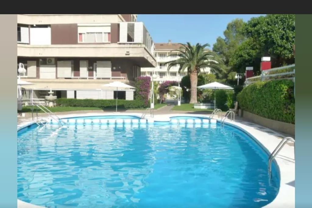 Salou, Piso De 3 Con Piscina. Salou