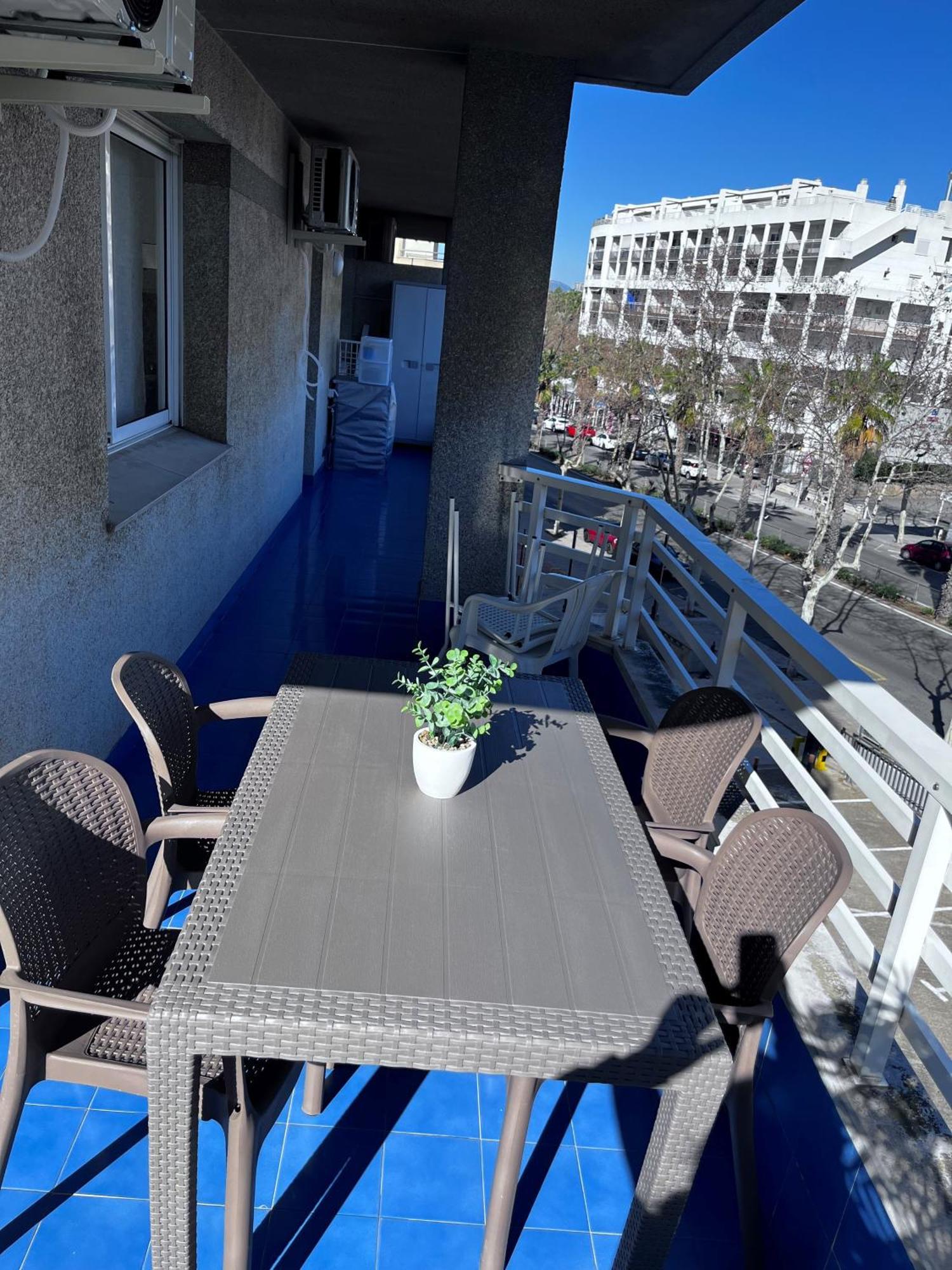 Beautiful With Swimming-pool Apartment