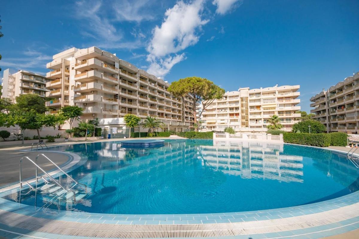 Salou-modern-pool-5'playa-2room-portavntura-ac13