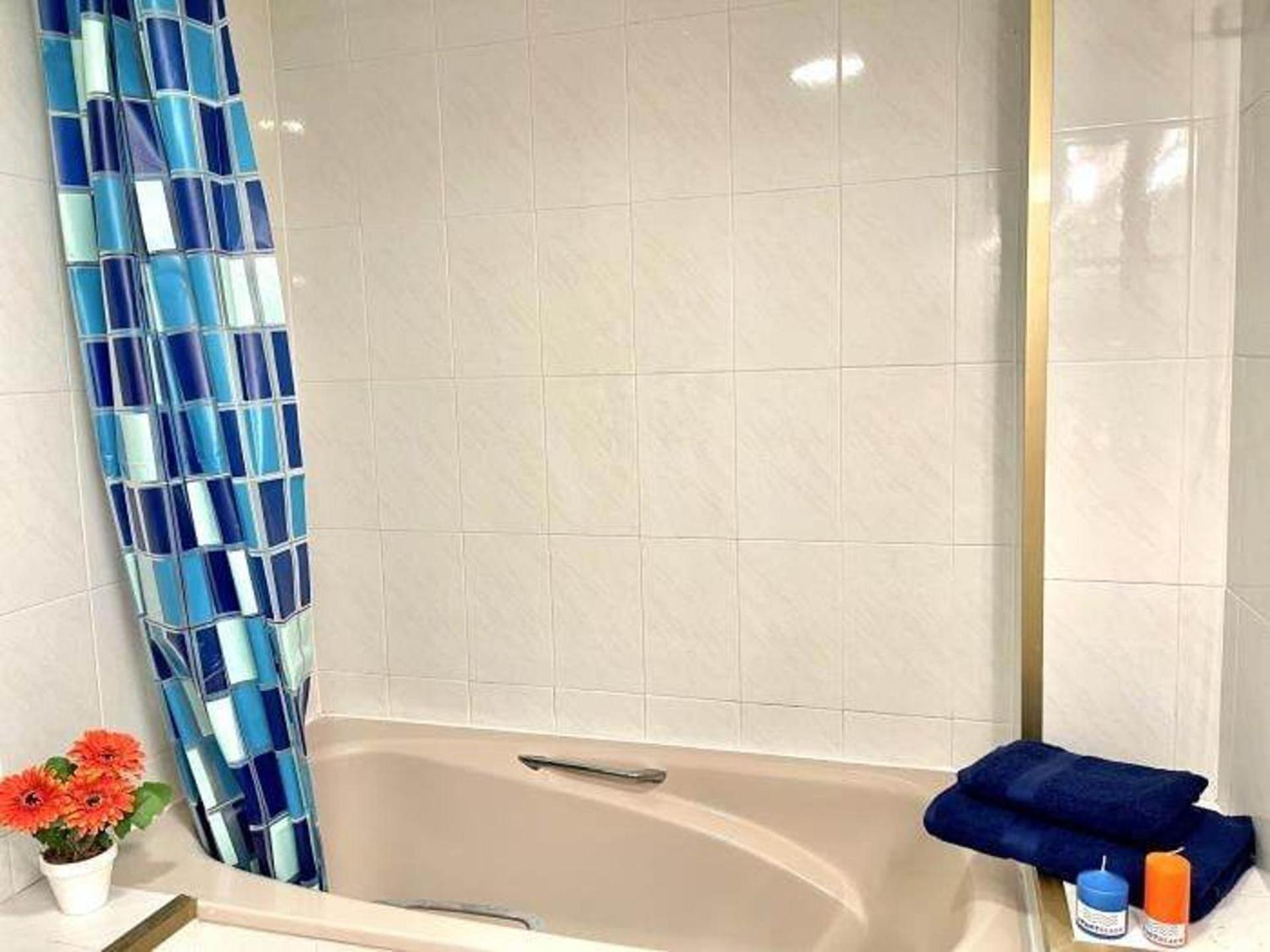 Apartment 3br-sleeps6-balcony-a C-5min To *