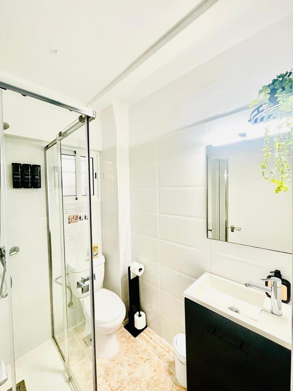 Aura In Renovated With Air Condition Apartment