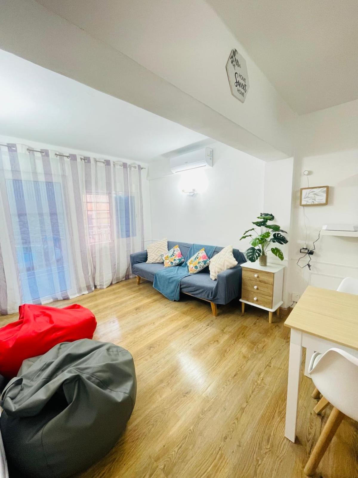 Aura In Renovated With Air Condition Apartment