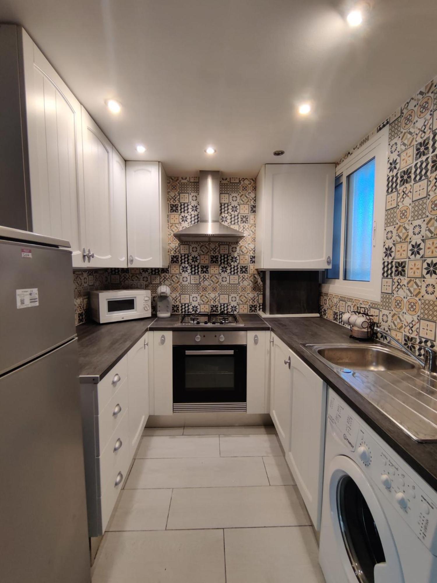 Gorgeous 4 Bed Apartment With Great Location *