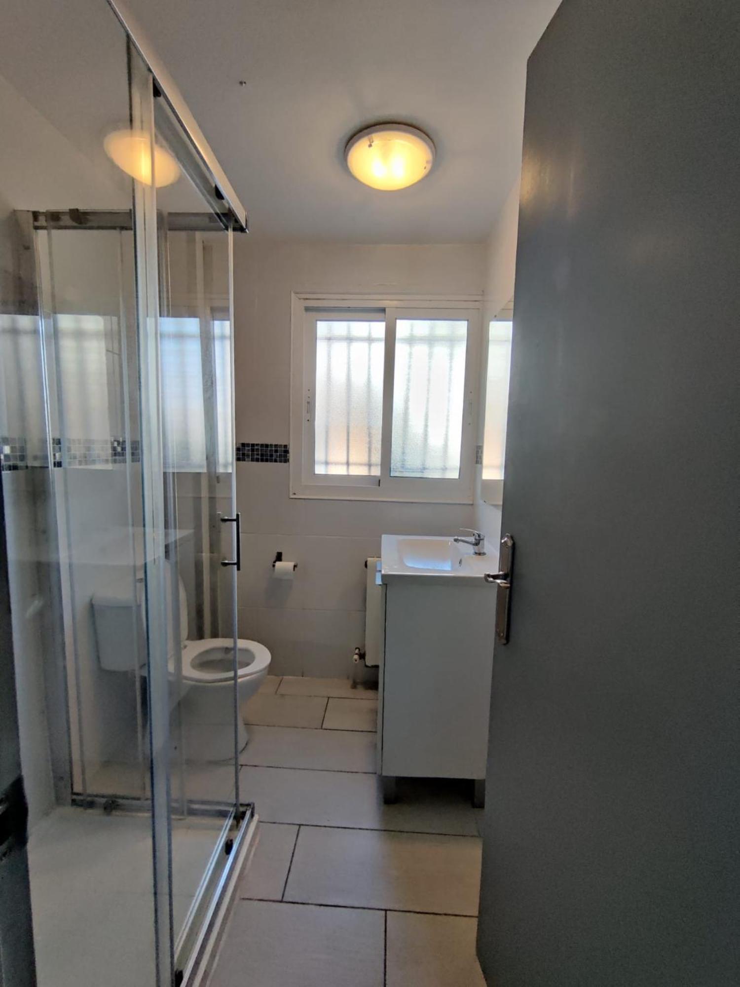Gorgeous 4 Bed Apartment With Great Location