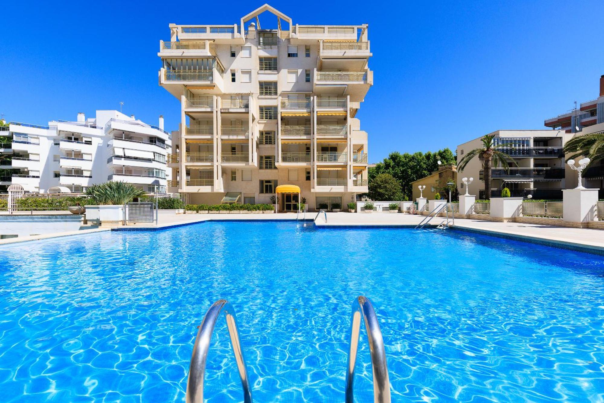 Prime Location Penthouse With Stunning Sea Views *