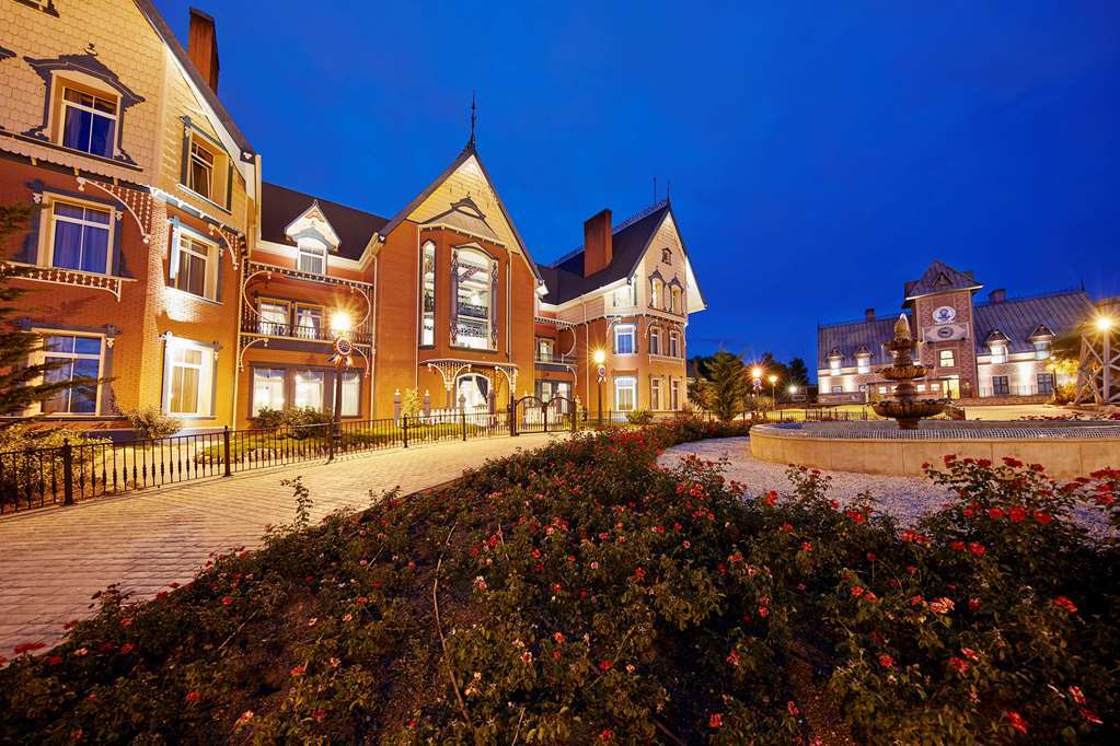 Hotel Portaventura Lucy's Mansion: Unlimited Park Access & Express Passes Salou