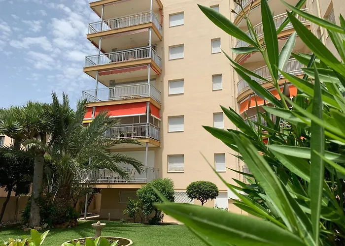 T&H Las Palmeras Family Apartment