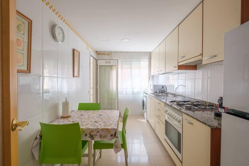 En Complejo Residencial, Con Piscina. Apartamento