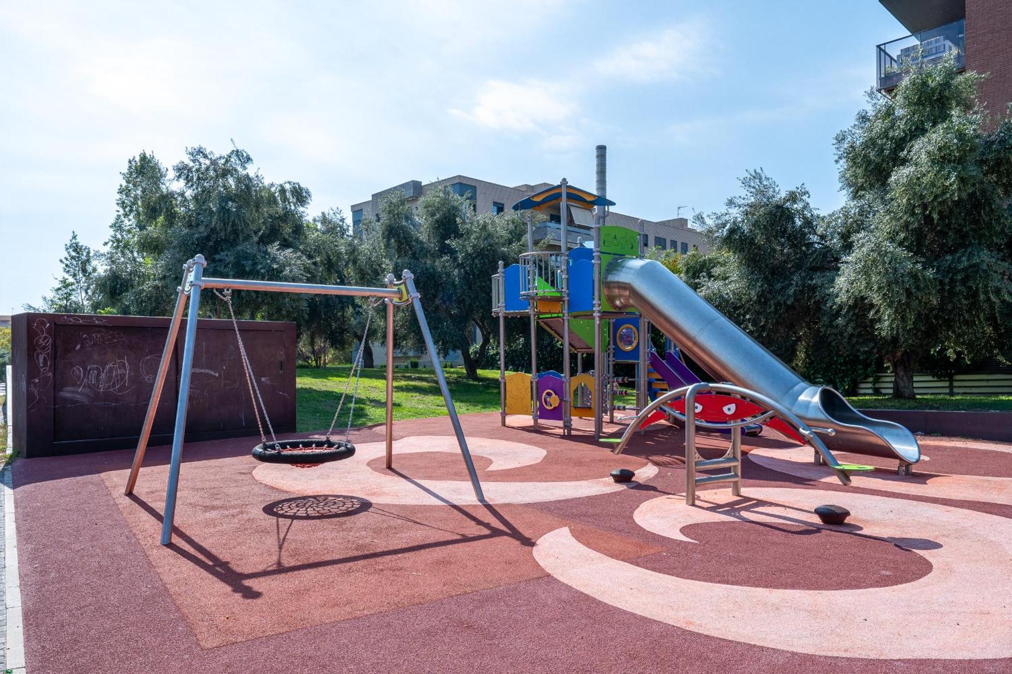 Apartamento Familiar Con Jardin Y Piscina En Apartment *