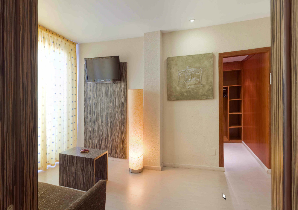 Eurosalou & Hotel 4*