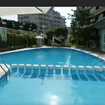 Salou, Piso De 3 Habitaciones Con Piscina.
