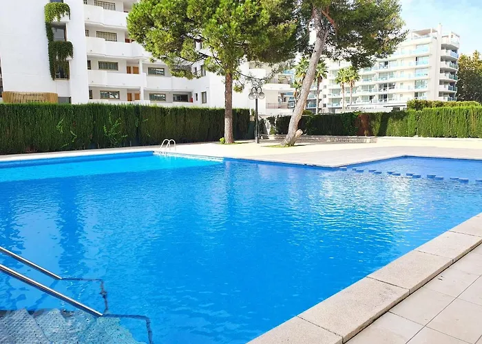 SALOU,Carrer de París, playa centro. Piscina.