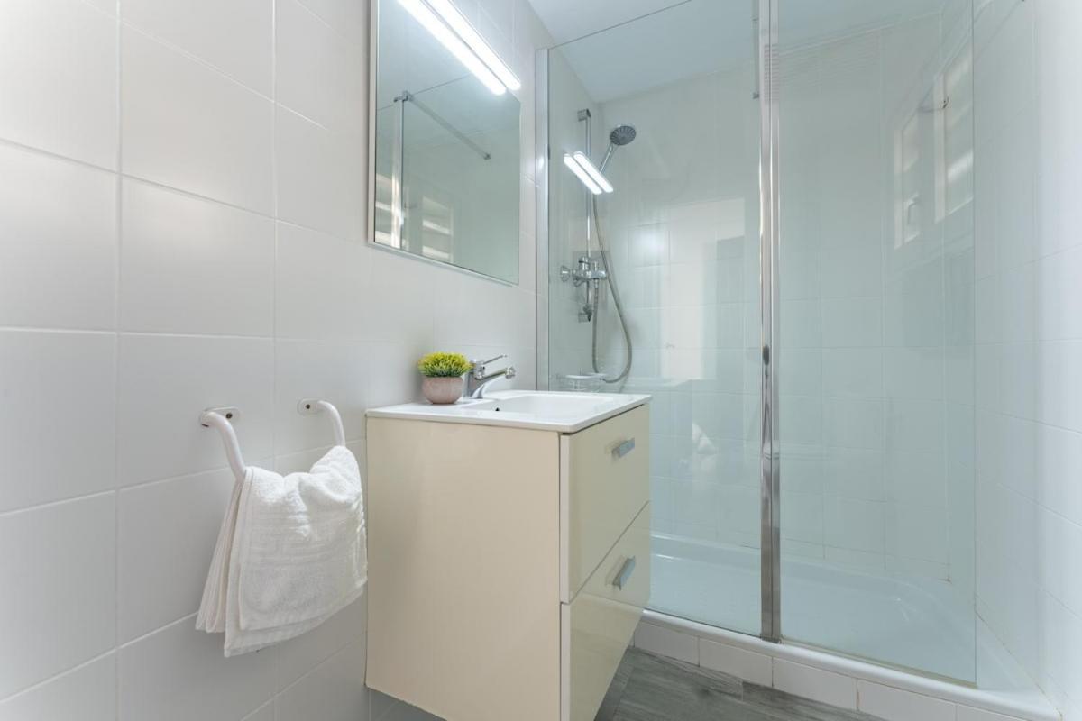Seafront! Private Terrace - Ac & Wifi Apartment *