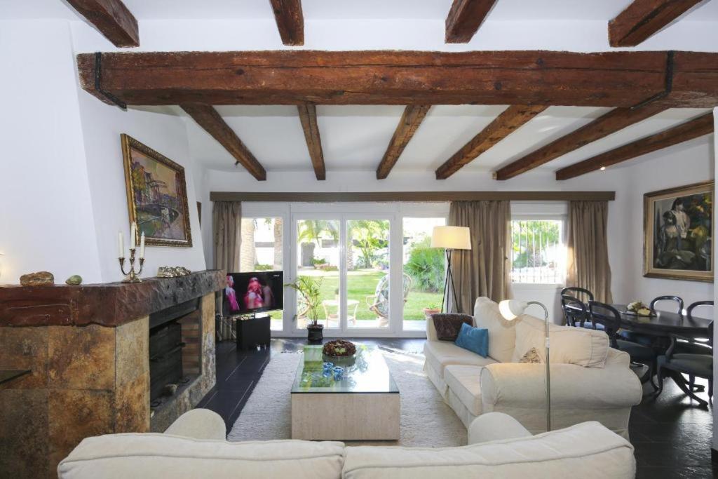 Dea - Away From - Families Only Villa