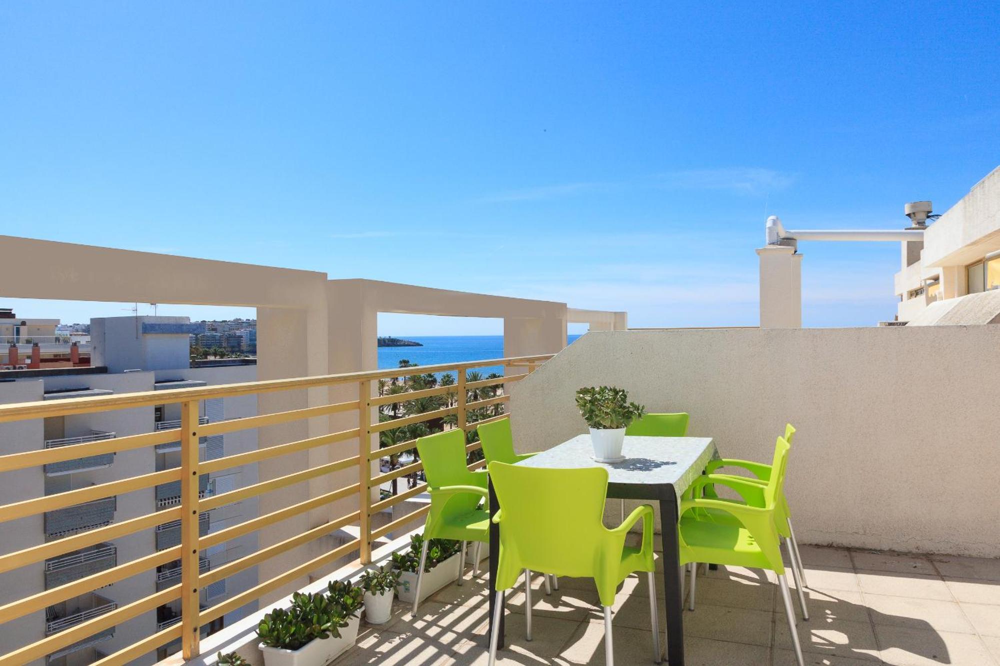 Prime Location Penthouse With Stunning Sea Views *